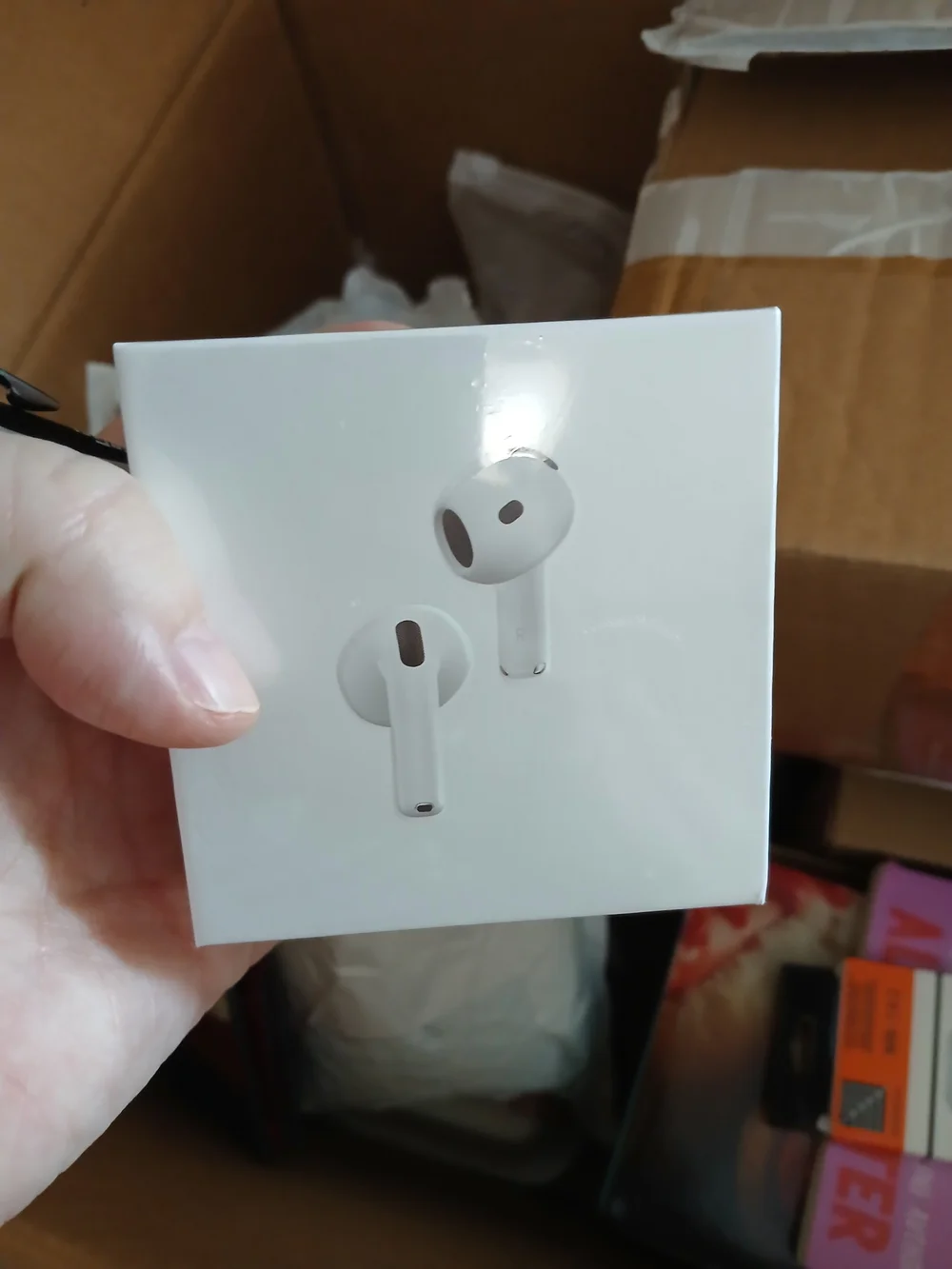 Apple AIRPODS 4 White Wireless Earbuds with Charging Case